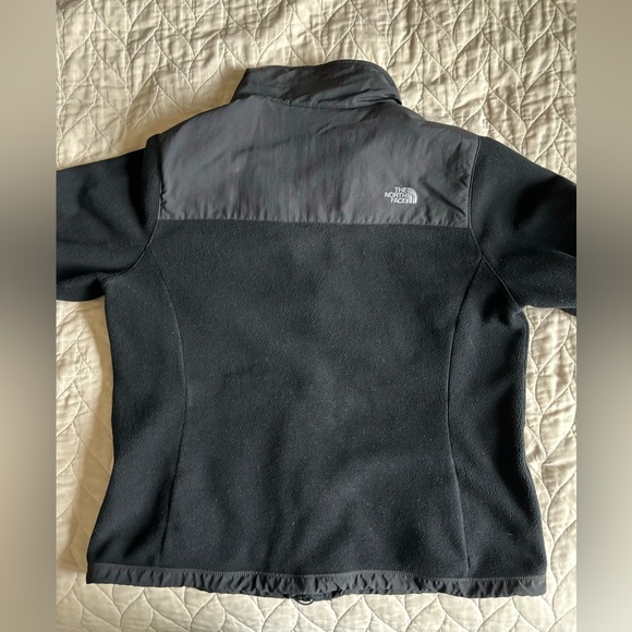 XL BLACK WOMENS NORTH FACE FLEECE JACKET! 🖤🖤🖤 - Picture 4 of 4